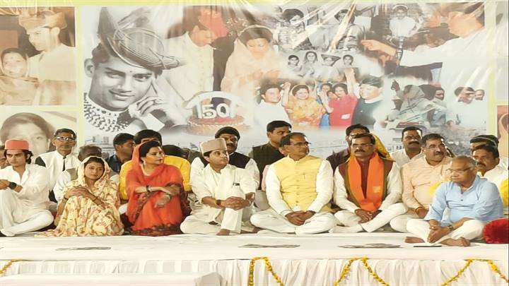 मुख्यमंत्री श्री चौहान और केन्द्रीय मंत्री श्री सिंधिया ने ग्वालियर छत्री परिसर में